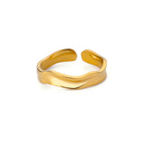 Bague dorée avec motif cercle et zircon central