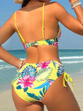Ensemble bikini floral jaune sur mannequin, prêt pour la plage ou la piscine