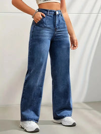 Jean tendance pour femmes, taille haute et coupe large, proposé à prix réduit.