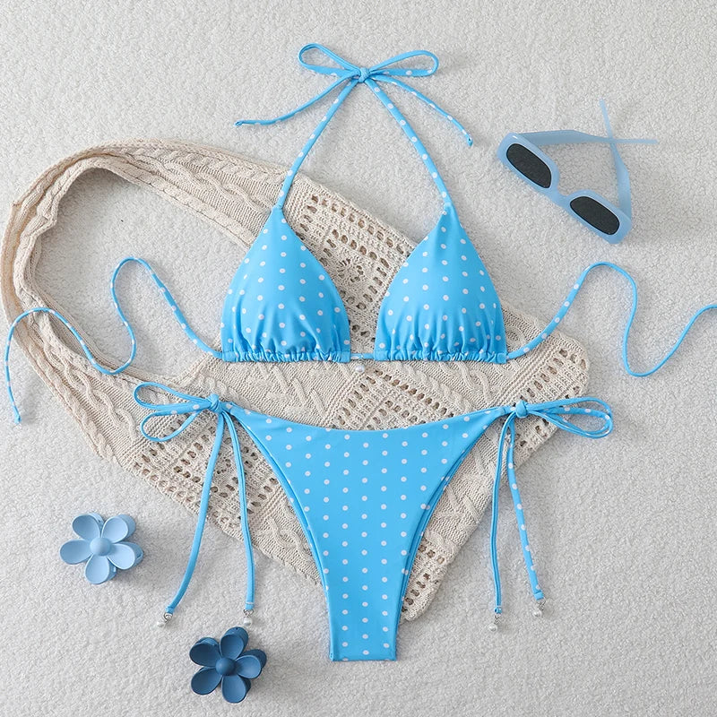 Maillot de bain deux pièces bleu ciel à pois blancs avec détails perlés