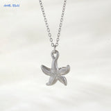 Collier doré avec pendentif en forme de poisson sur mannequin