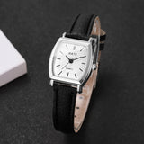 Montre femme moderne bracelet cuir noir cadran rectangulaire blanc argenté