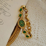 Montre ovale dorée pour femme avec bracelet orné de pierres de jade vertes, ambiance vintage