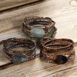 Détail des perles et du cuir tressé d'un bracelet bohème 5 tours