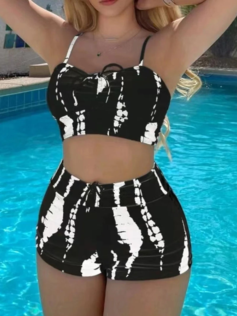 Bikini short taille haute noir et blanc motif tie-dye pour femme au bord de la piscine