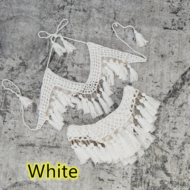 Ensemble de bikini en crochet blanc avec franges, vue à plat sur fond gris