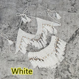 Ensemble de bikini en crochet blanc avec franges, vue à plat sur fond gris