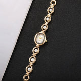 Vue d'ensemble de la montre bracelet dorée avec perles