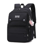 Sac à dos noir en nylon avec poches, bretelles réglables et design moderne.