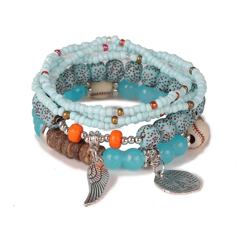 Ensemble de bracelets bohèmes avec perles bleues claires, une breloque aile d'ange et une breloque feuille argentées