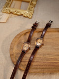 Deux montres vintage femme avec bracelet en cuir marron sur un plateau en bois