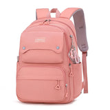 Sac à dos rose en nylon avec bretelles réglables et plusieurs pochettes pour le collège.