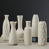 Vase Décoratif Moderne en Céramique Blanche pour Table et Intérieur
