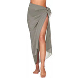 Femme portant un sarong de plage gris transparent noué sur le côté