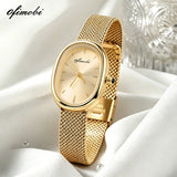 Détail de la montre femme cadran ovale et bracelet milanais sur poignet