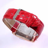 Montre femme bracelet rouge et cadran carré chiffres arabes gros plan