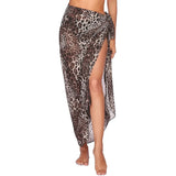 Femme portant un sarong de plage imprimé léopard transparent noué sur le côté