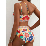 Détail du haut de bikini asymétrique avec motif floral