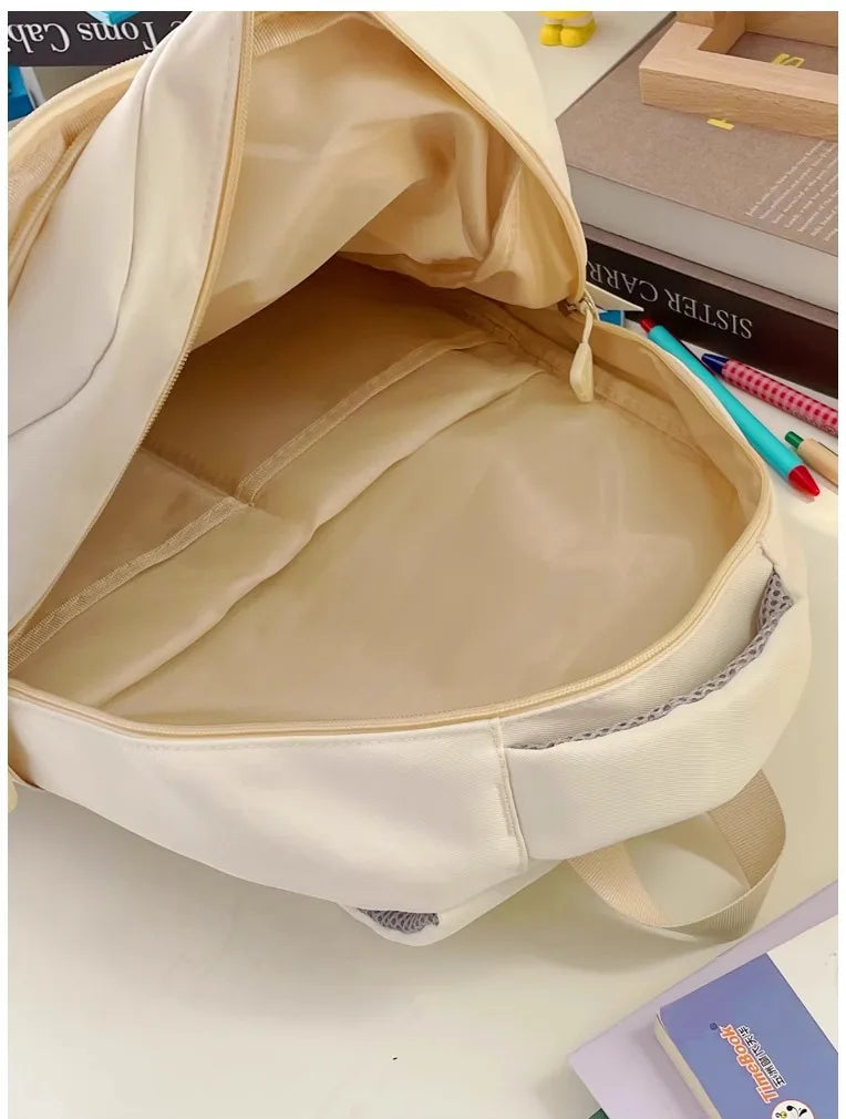 Intérieur du sac à dos en nylon japonais avec grande capacité, conçu pour ordinateur et fournitures scolaires.