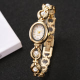 Montre bracelet dorée pour femme avec perles et cadran ovale