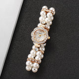 La montre perles et strass dorée vue de haut, mettant en valeur son design unique et raffiné.