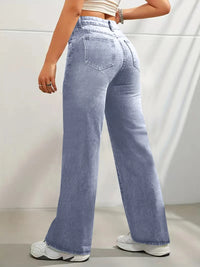 Jean tendance pour femmes, taille haute et coupe large, proposé à prix réduit.