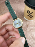Montre femme Naidu bracelet vert foncé, cadran doré, design simple et raffiné