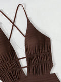 Détail du décolleté plongeant et des fronces sur le buste du maillot de bain une pièce brun