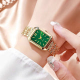 Dos de la montre rectangle dorée avec cadran vert Emakujitia
