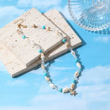 Collier ras-du-cou perles et coquillages blancs avec pendentif coquille dorée