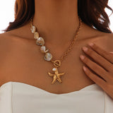 Collier bohème avec perles oranges et pendentif étoile de mer porté