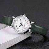 Montre femme bracelet cuir noir cadran noir portée au poignet