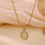 Collier doré avec pendentif ovale en pierre opale verte