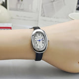 Plusieurs montres ovales vintage aux couleurs variées, disposées artistiquement