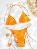 Maillot de bain bikini triangle rose fuchsia vibrant, bas string réglable, sur fond blanc