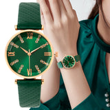 Gros plan d'une femme portant la montre quartz avec bracelet en cuir et strass, vue latérale