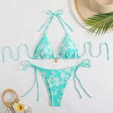 Bikini 3 pièces turquoise et blanc fleur d'hibiscus avec paréo et accessoires de plage