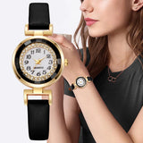 Montre femme bohème chic avec bracelet en cuir noir et cadran doré orné de strass, portée au poignet