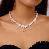 Collier ras-du-cou perles irrégulières blanches avec pendentif étoile de mer dorée, look bohème chic