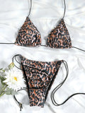 Maillot de bain bikini triangle imprimé léopard, bas string à nouer, sur fond blanc avec fleur