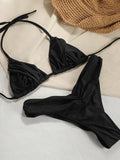 Maillot de bain bikini triangle plissé noir élégant sur fond clair