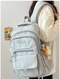 Sac à dos en nylon gris clair, style japonais, avec porte-clés et grande capacité, porté par une étudiante.