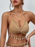 Femme portant un haut de bikini crochet kaki avec colliers dorés
