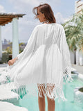 Vue de dos d'une femme portant une tunique de plage blanche fluide avec franges
