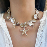 Collier bohème avec pendentif étoile de mer et perles bleues, vue rapprochée