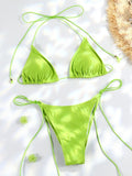 Vue détaillée du haut de bikini triangle bleu marine avec perles dorées
