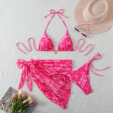 Détail du haut de maillot de bain triangle à nouer, motif hibiscus, col licou
