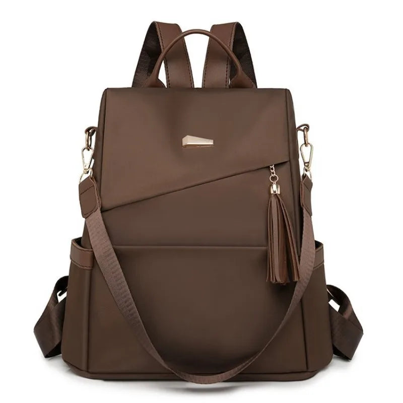 Sac à dos antivol femme en nylon marron avec pompon et bandoulière