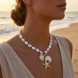 Femme portant un collier ras du cou perles et coquillages sur la plage au coucher du soleil