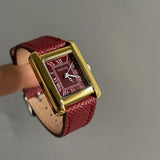 Gros plan montre vintage femme bracelet cuir grainé gris, qualité et finitions